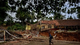 FOTO: Tanah Bergerak, Desa Cibedug Bandung Barat Jadi Kampung Mati