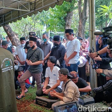 Jenazah Ayah Dimakamkan, Bimbim Slank Berusaha Tetap Tegar