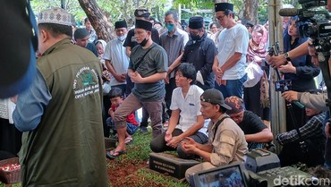 img-title Jenazah Ayah Dimakamkan, Bimbim Slank Berusaha Tetap Tegar