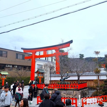 Merasakan Atmosfer Magnetik Kuil Fushimi Inari di Kyoto