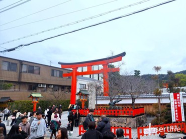Merasakan Atmosfer Magnetik Kuil Fushimi Inari di Kyoto