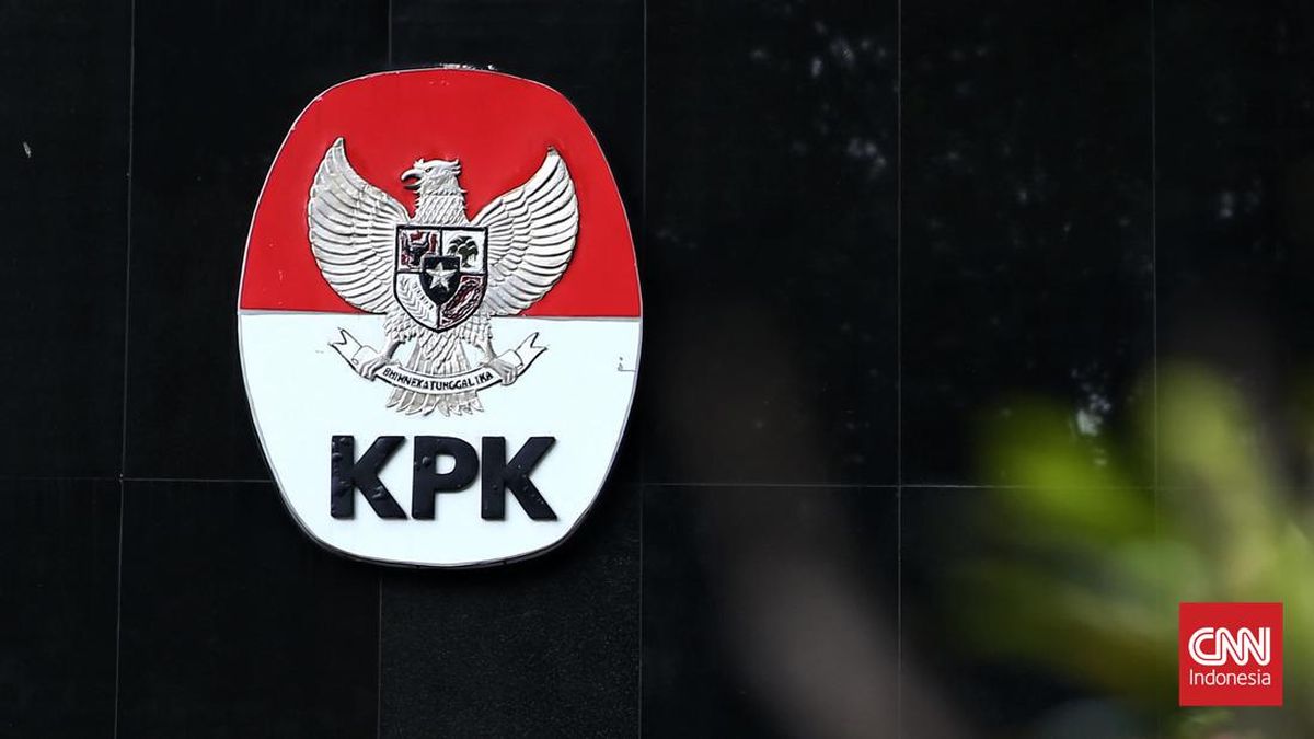 KPK Tahan Bupati Situbondo Karna Suswandi