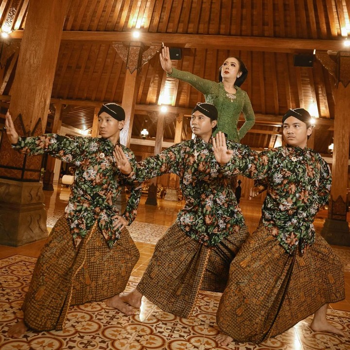 <p>Soimah bersama suami, Herwan Prandoko, dan kedua anaknya baru saja melakukan pemotretan. Hal itu diketahui langsung dari beberapa potret yang diunggah oleh sang fotografer di laman Instagram-nya. (Foto: Farall Jibril by Instagram @showimah)</p>