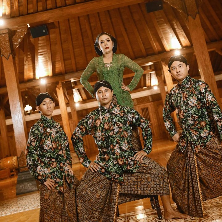 <p>Dari beberapa potret yang diunggah itu, terlihat Soimah dan keluarga memilih konsep adat Jawa untuk sesi foto keluarganya kali ini, Bunda. Mereka pun kompak mengenakan pakaian khas Jawa berwarna hijau. (Foto: Farall Jibril by Instagram @showimah)</p>