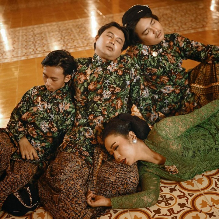 <p>Tentu saja potret itu menuai banyak reaksi dari netizen. Bahkan, keluarga Soimah disebut 'agak laen'. "Konsep fotonya agak Laen. Sehat" Make dan keluarga," ujar akun <em>@syafa****.</em> (Foto: Farall Jibril by Instagram @showimah)</p>