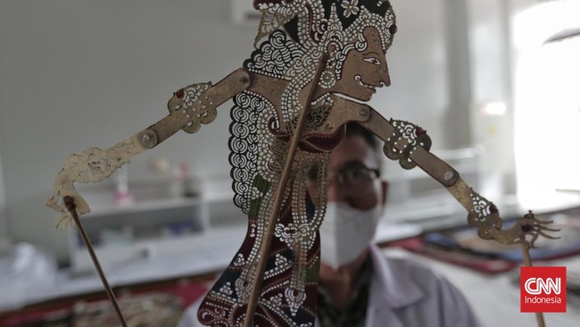 FOTO: Tangan-tangan Tekun Merawat Wayang dan Kain Purbakala