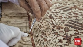 FOTO: Tangan-tangan Tekun Merawat Wayang dan Kain Purbakala