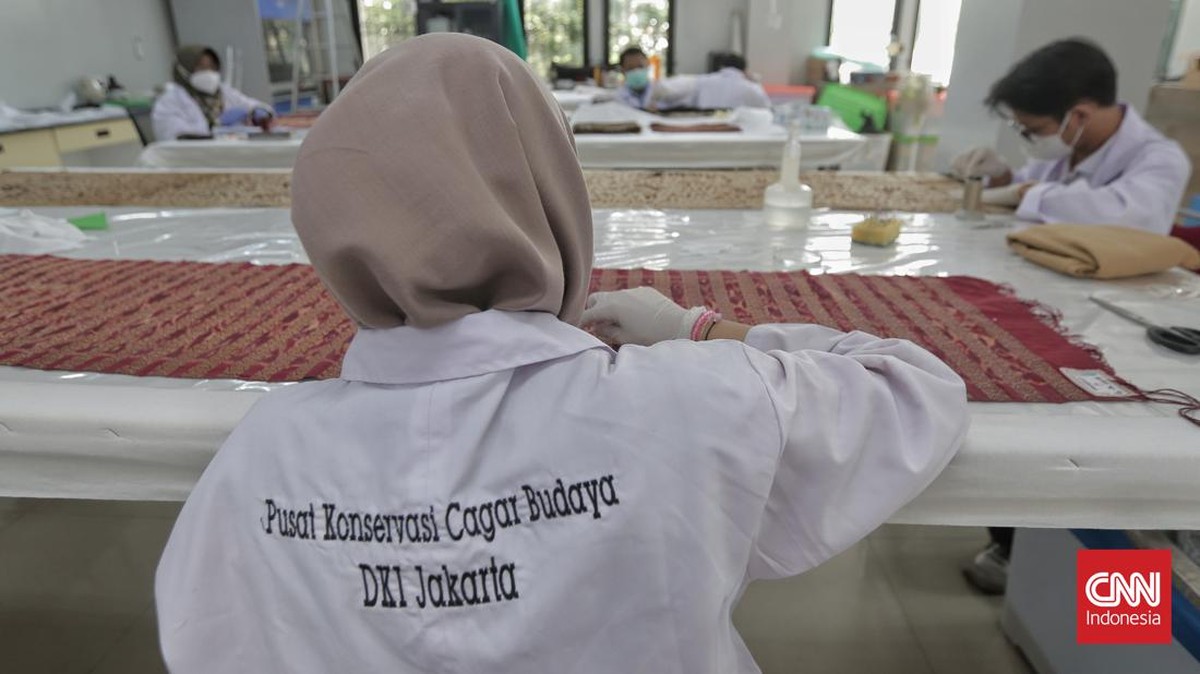 FOTO: Tangan-tangan Tekun Merawat Wayang dan Kain Purbakala
