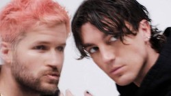 Lirik Lagu pink skies - LANY