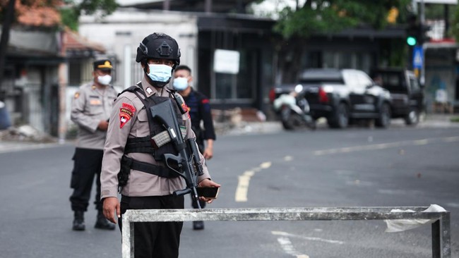 Tim Jibom Gegana Polda DIY melakukan sterilisasi lokasi ledakan bahan petasan di rumah warga wilayah Pedukuhan Gedongsari, Wijirejo, Pandak, Bantul, DIY.