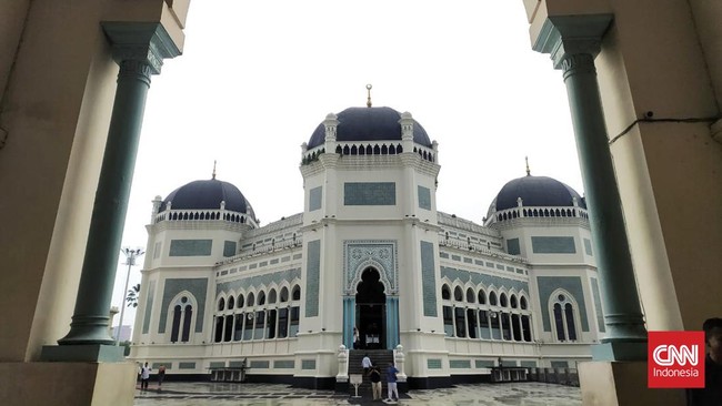 Dahulu, Masjid Raya Al Mashun menjadi bagian dari kompleks Istana Maimun atau Istana Maimoon, yang merupakan pusat pemerintahan Kesultanan Deli Serdang.