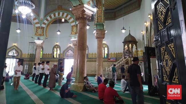 Dahulu, Masjid Raya Al Mashun menjadi bagian dari kompleks Istana Maimun atau Istana Maimoon, yang merupakan pusat pemerintahan Kesultanan Deli Serdang.