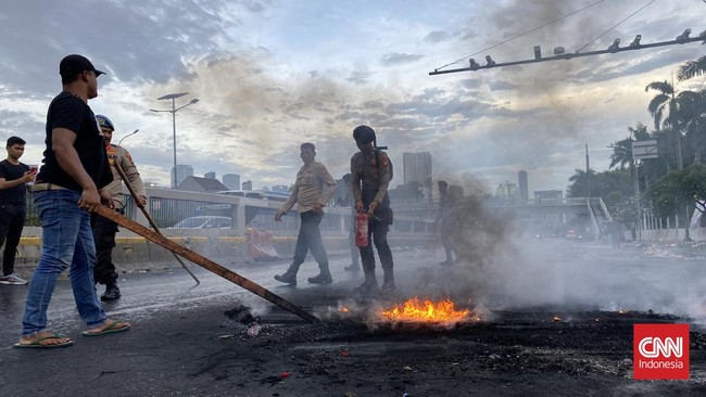 Massa yang menggelar aksi demonstrasi di depan Gedung DPR membubarkan diri sekitar pukul 17.50 WIB. Lalu lintas kembali dibuka.