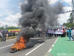 Massa Demo di Depan Gedung DPR Bakar Ban, Jalan Gatsu Arah Slipi Ditutup