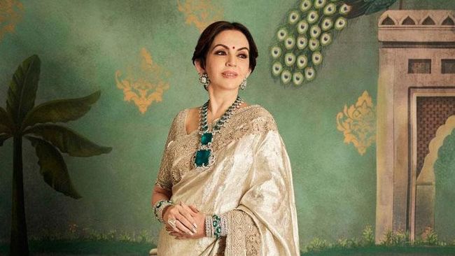 Istri orang terkaya Asia, Nita Ambani memakai kalung zamrud yang setara dengan harga Rp950 miliar saat pesta prewedding anaknya.