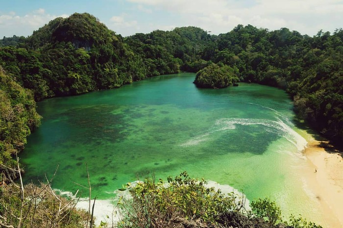 Mengenal Pulau Sempu, Pulau Eksotis di Malang yang Terlarang!