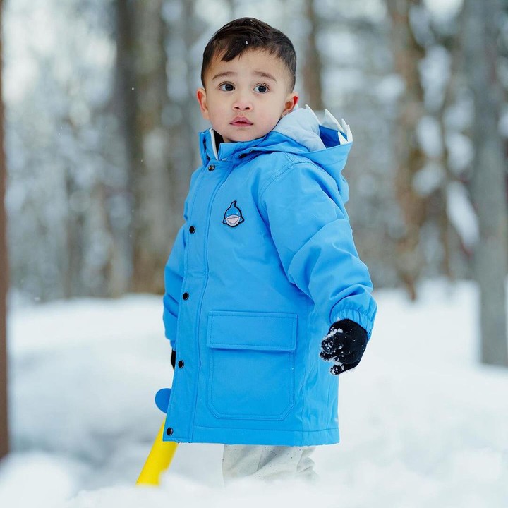 <p>Sementara itu, Rayyanza berhasil membuat netizen gemas kala bermain salju dengan jaket berwarna biru muda. Ia juga terlihat memegang sebuah tongkat kuning seperti sang kakak. (Foto: Instagram: @raffinagita1717)</p>