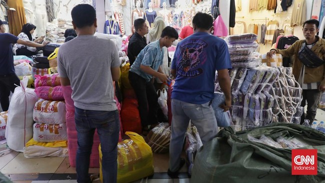 FOTO: Semarak Pasar Tanah Abang Sepekan Jelang Ramadan