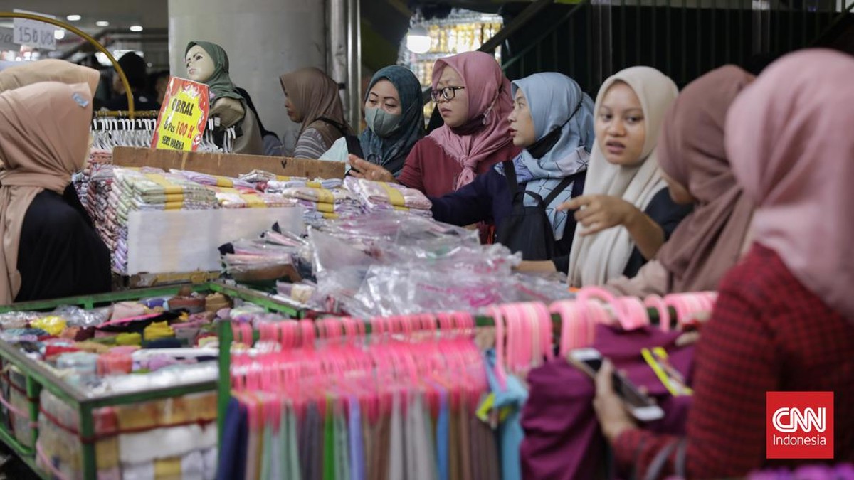 FOTO: Semarak Pasar Tanah Abang Sepekan Jelang Ramadan