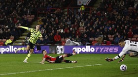 FOTO: Arsenal Trengginas, Sheffield Sengsara