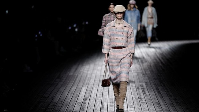 FOTO: Romantisme Musim Dingin dari Chanel di Paris Fashion Week