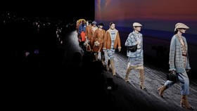 FOTO: Romantisme Musim Dingin dari Chanel di Paris Fashion Week