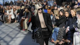 FOTO: Solusi Berkelanjutan Stella McCartney di Paris Fashion Week