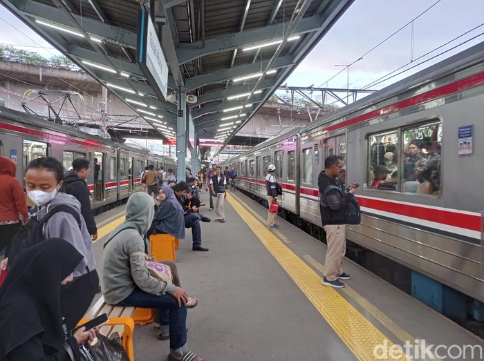 Situasi Stasiun Tanah Abang, Selasa (5/3/2024) sore