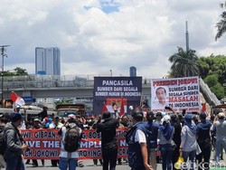 2 Kelompok Demonstran Beda Kubu Beraksi di Depan DPR, Polisi Bikin Sekat
