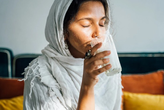Susu adalah salah satu minuman yang bagus di minum saat sahur (Susu/Foto: pexels.com/Anna Tarazevich)