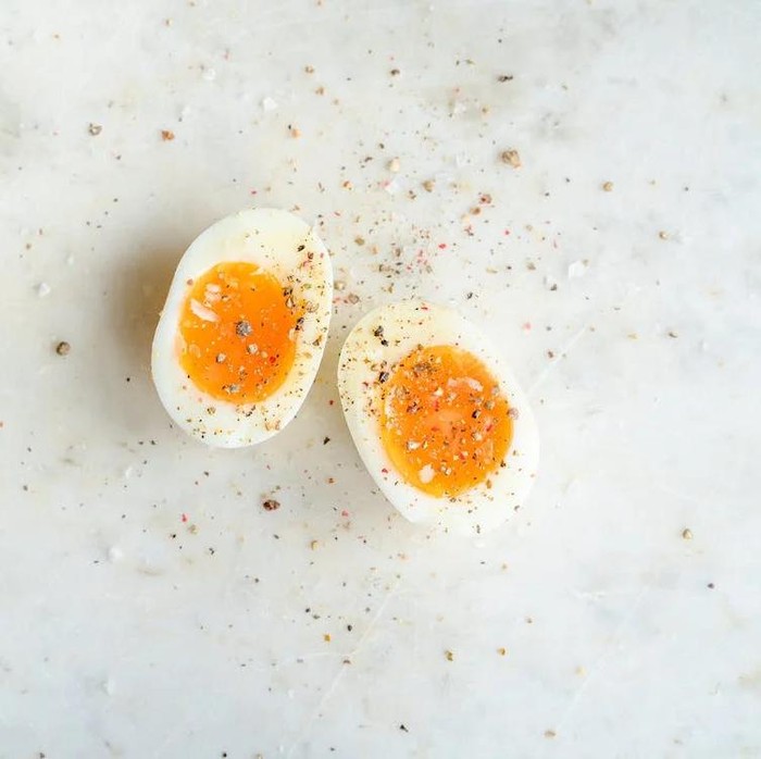 Telur rebus adalah salah satu menu andalan saat bangun kesiangan sahur