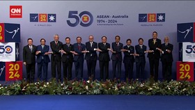VIDEO: Momen Pemimpin ASEAN-Australia Jabat Tangan Silang Ikonis