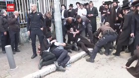 VIDEO: Demo Warga Ultra-Ortodoks Dibubarkan Paksa Polisi Israel