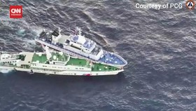 VIDEO: Dituduh Menyusup, Kapal Filipina Ditabrak Coast Guard China