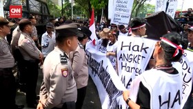 VIDEO: Unjuk Rasa Tuntut hak Angket dan Pemakzulan Jokowi di Medan