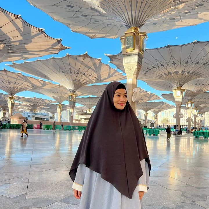 <p>Istri Christian Sugiono itu membagikan beberapa potret dengan memakai busana bernuansa modest fashion. Salah satu <em>outfit</em> yang banyak dipakai wanita Muslimah ketika Lebaran adalah gamis dengan hijab yang menjulur ke dada. Tampilan ini sangat <em>simple</em> dan mudah diterapkan. (Foto: Instagram @titi_kamall)</p>