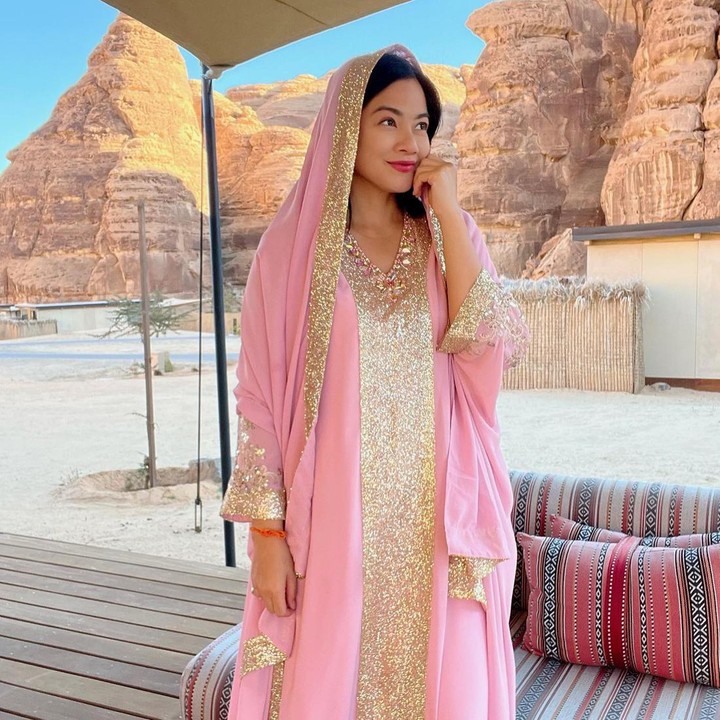 <p>Bunda yang menyukai nuansa elegan bisa mencoba padu padan busana Muslimah yang satu ini. Titi Kamal mengenakan abaya beraksen <em>embroidery</em> warna keemasan. Ia juga membalut kepalanya dengan tudung yang bercorak senada seperti bajunya. Pemilihan warna cerah seperti <em>pink</em> muda akan memberi kesan lembut dan ceria saat dikenakan. (Foto: Instagram @titi_kamall)</p>
