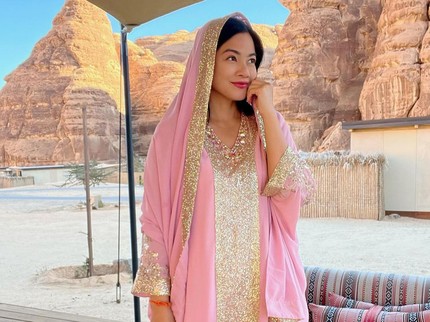 5 Potret Titi Kamal dalam Balutan Abaya hingga Gamis, Bisa untuk Inspirasi Lebaran