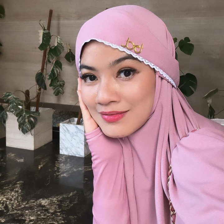 <p>Selain khimar tradisional, Bunda juga bisa mengenakan busana<em> french khimar</em> yang menjadi tren sejak beberapa tahu lalu. Hijab panjang ini menyatu dengan busana tunic oversized. Siluetnya yang lebar dapat menutupi lekuk tubuh. Bunda bisa memilih warna cerah seperti <em>pink</em> untuk tampilan ceria. (Foto: Instagram @titi_kamall)</p>