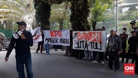 Demo Rekapitulasi Pemilu Tingkat Kota Jakarta Selatan, Ban Dibakar