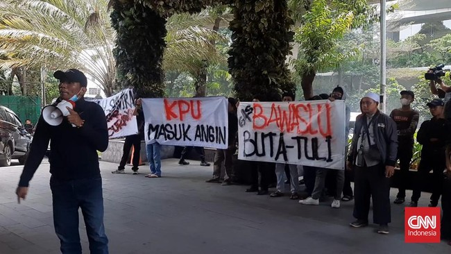 Rekapitulasi perolehan suara Pemilu 2024 di tingkat kecamatan di Kota Jakarta Selatan diwarnai demo oleh sejumlah warga. Massa sempat membakar ban di lokasi.