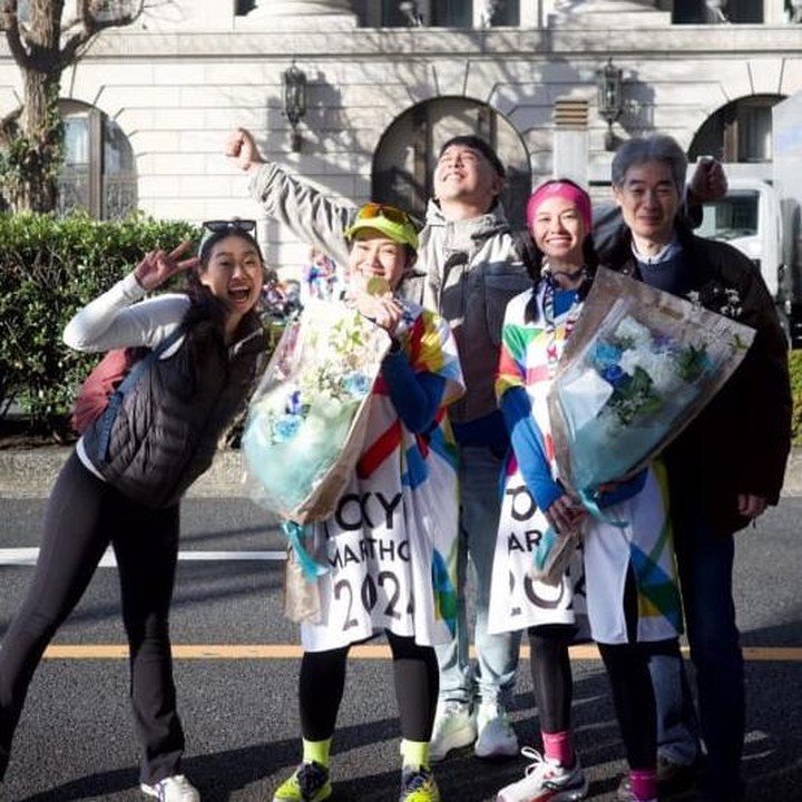 <p>Aktris berusia 28 tahun itu mengikuti lomba lari maraton sejauh 5 km, Bunda. Ia ikut serta dalam ajang Tokyo Marathon bersama para pelari lainnya. "Konsepnya kayak pulang kampung kali ya. Tapi di sini ada hal baru yaitu aku tuh lari. Gokil," cerita Yuki. (Foto: Instagram @yukikt reposted from @jarct)</p>