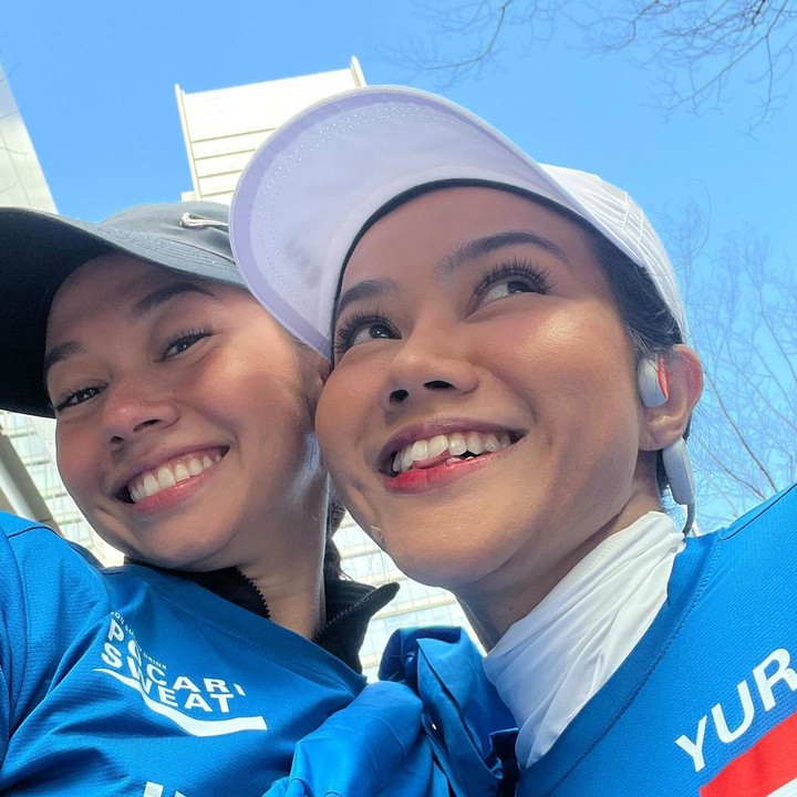 <p>Tak sendiri, Yuki Kato juga mengikuti lomba lari bersama penyanyi Yura Yunita. Ia sempat membagikan potret kebersamaan mereka, Bunda. Yuki berhasil menyelesaikan lomba lebih cepat dari target yang ia tentukan, lho. "Aku baru aja beresin maraton di Tokyo dengan waktu 05:27:12 buat maraton pertamaku, hampir satu jam lebih cepat dari target waktu. Syok dan kagum dengan diri sendiri? Ada banget dong!" ucapnya. (Foto: Instagram @yukikt)</p>