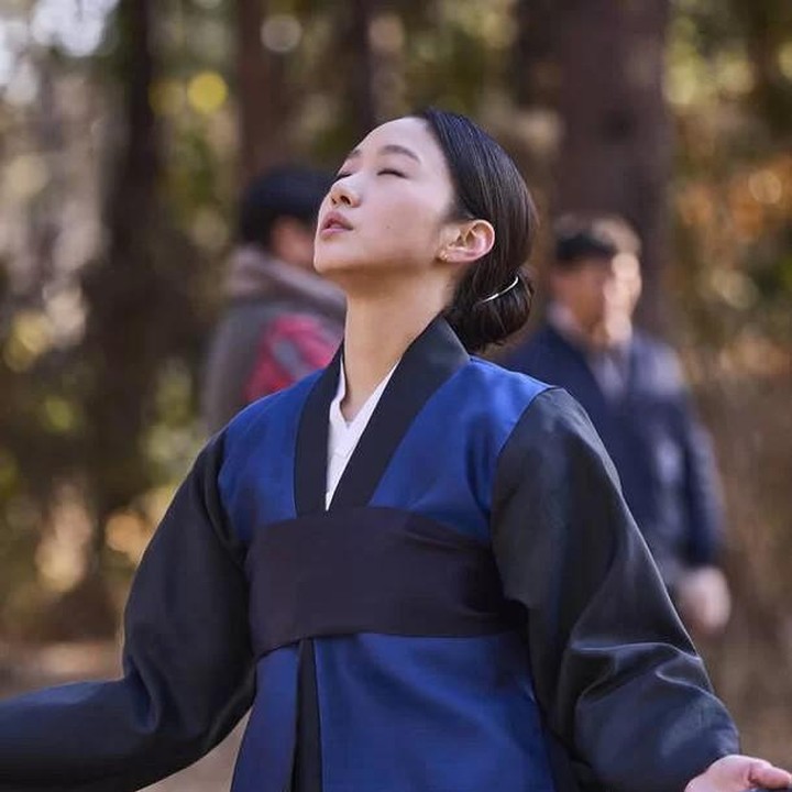 <p>3. Kim Go Eun yang kini film barunya sedang tayang di bioskop telah membintangi banyak film sukses, tentunya juga bareng para senior yang bergelar Chungmoro seperti Choi Min Sik di <em>Exhuma</em> (2024) dan Kim Hye Soo di <em>Coin Locker Girl</em> (2015). (Foto: Showbox)</p>