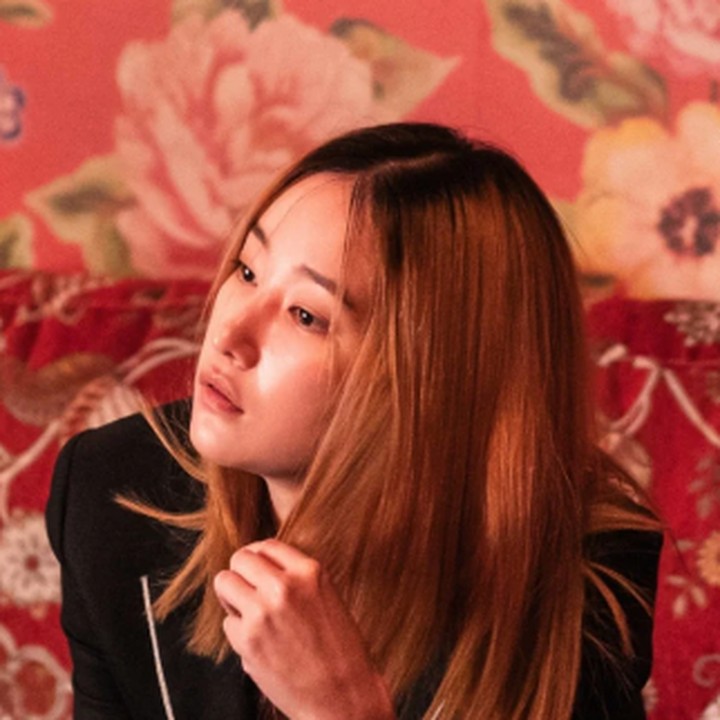 <p>4. Jeon Jong Seo memulai debutnya lewat film <em>Burning</em> yang sukses tayang di Cannes Film Festival tahun 2018. Hingga kini, ia masih aktif muncul di beberapa judul film seperti <em>The Call</em> (2020) dan yang terbaru berjudul <em>Ballerina</em> (2023). (Foto: Netflix)</p>