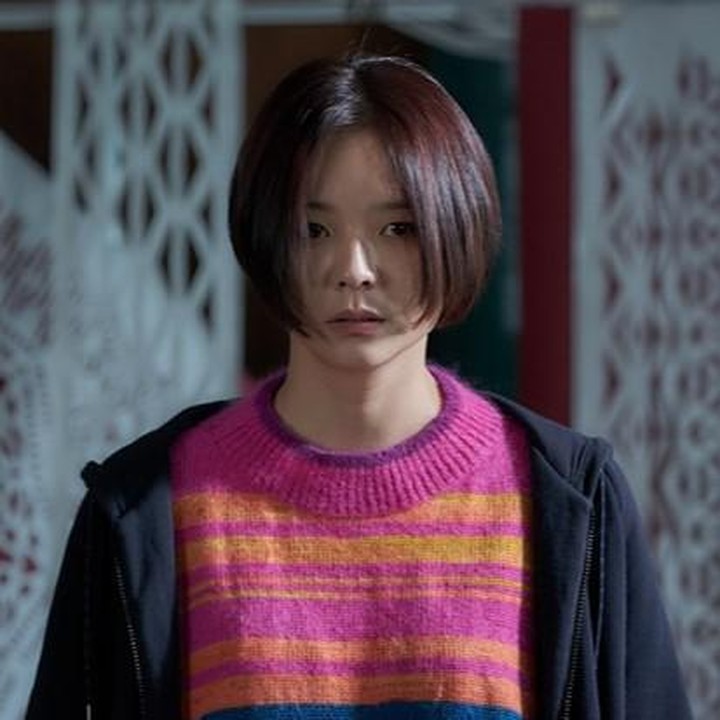 <p>6. Esom menunjukkan keterampilan beraktingnya lewat berbagai film Korea sukses, seperti Samjin Company <em>English Class</em> (2020) hingga yang paling baru main bareng aktor Chungmoro Kang Dong Won di film <em>Dr. Cheon</em> and <em>The Lost Talisman</em> (2023). (Foto: CJ ENM)</p>