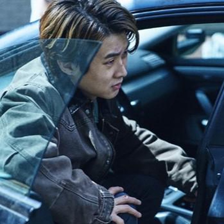 <p>7. Choi Woo Shik debut di layar lebar lewat film <em>Secretly Greatly</em> (2014) bareng Kim Soo Hyun. Ia juga menjadi bagian dari film legendaris <em>Parasite</em> yang menang di Cannes Film Festival hingga Oscars. Terbaru ia membintangi film <em>The Policeman’s Lineage</em> (2022). (Foto: Netflix)</p>