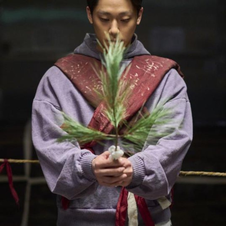 <p>9. Lee Do Hyun adalah aktor pendatang baru di rancah layar lebar lewat film <em>Exhuma</em> yang kini telah meraih 6 juta penonton di bioskop. Aktingnya yang kelewat keren membuat media takjub hingga menyebutnya sebagai penerus generasi Chungmoro. (Foto: Showbox)</p>