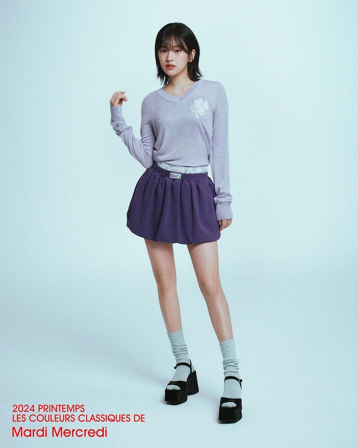 Ada berbagai gaya pakaian dengan konsep berbeda yang dijajal oleh leader girl group IVE tersebut, salah satunya gaya manis yang effortless dengan padu padan sweatshirt dan mini skirt bewarna keabuan yang kontras./ Foto:instagram.com/mardi_mecredi_official