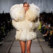 5 Hal Menarik Koleksi Alexander McQueen Fall/Winter 2024 di Paris Fashion Week